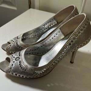 Women elegant hand made leather silver shoes SIZE 38